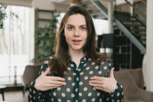 Sarah Thompson, Wellness Coach, praises Health and Wellness Guide as a treasure trove of wellness advice